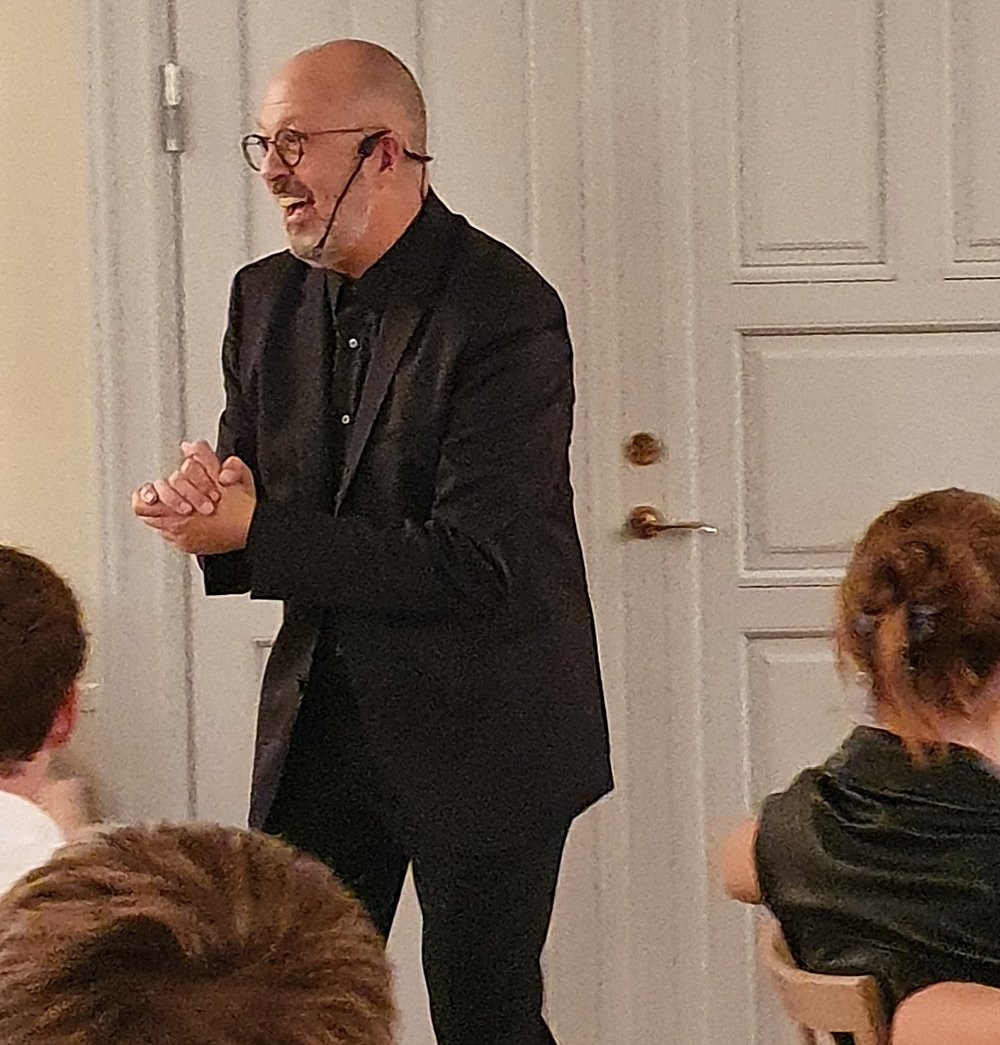 Tryllekunstneren Henrik Specht underholder publikum